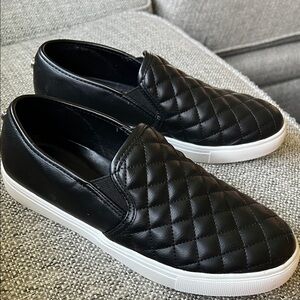 Steve Madden Electric/Eltro 1S1 Black Quilted Slip-On Sneakers Size 9 NWOT